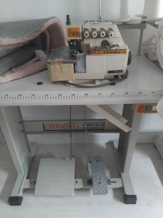 Remalladora Yamata 4 Hilos con Mesa