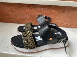 Sandalias Gioseppo con tachuelas