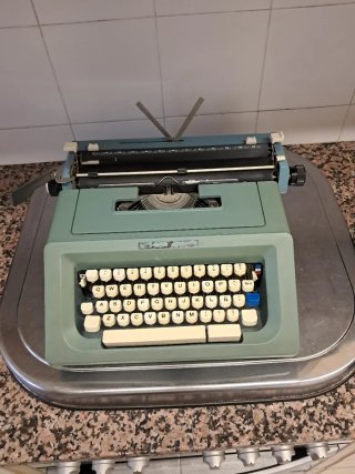 Máquina de escribir Olivetti Studio 46 con maletín