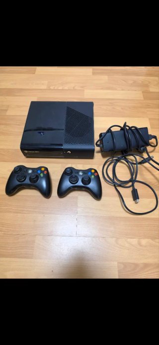 Xbox 360 E + 2 Controller + 8 Giochi