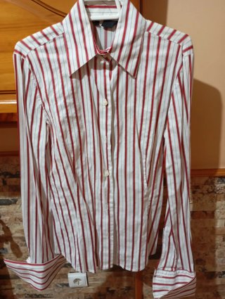 Camisa de rayas blancas y rojas