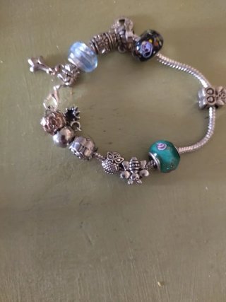 Pulsera tipo charm con abalorios