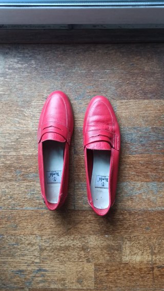 Zapatos rojos de piel.