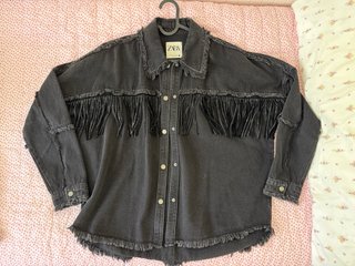 Cazadora Zara con flecos negra