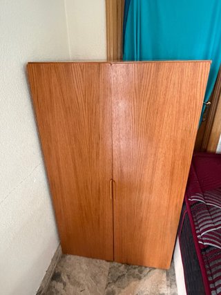 Armario de dos puertas de madera