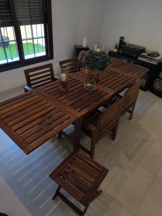 Conjunto de Mesa y Sillas de Madera