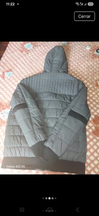 Chaqueta acolchada gris con capucha