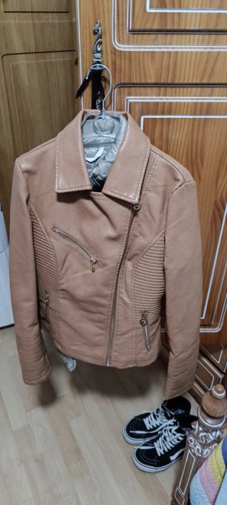 Cazadora de mujer estilo motero