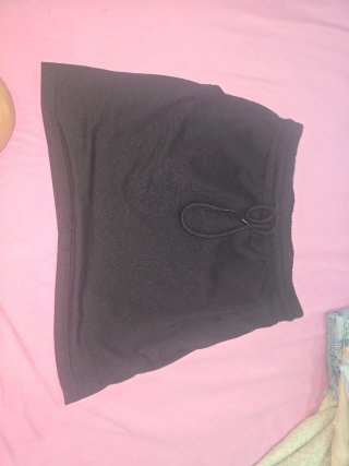 Falda negra con bolsillos