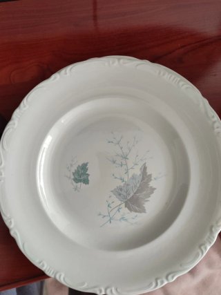 Plato de cerámica con diseño de hojas