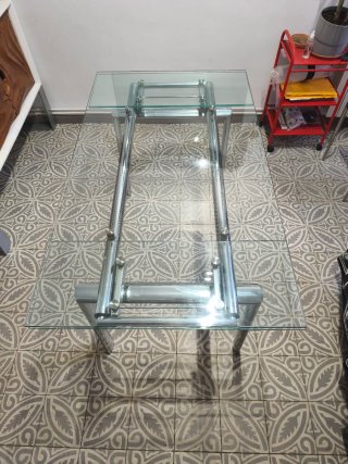 Mesa extensible transparente de vidrio y metal