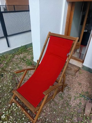Hamaca de Madera y Tela Roja