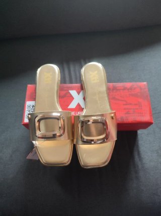 Sandalias planas XTI doradas