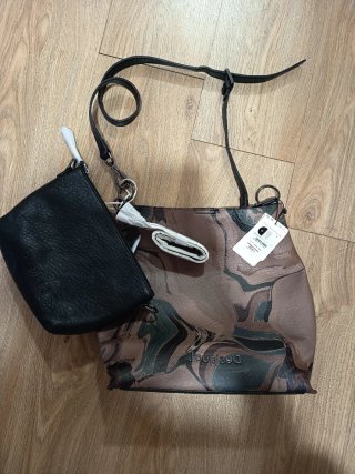 Bolso y neceser Desigual