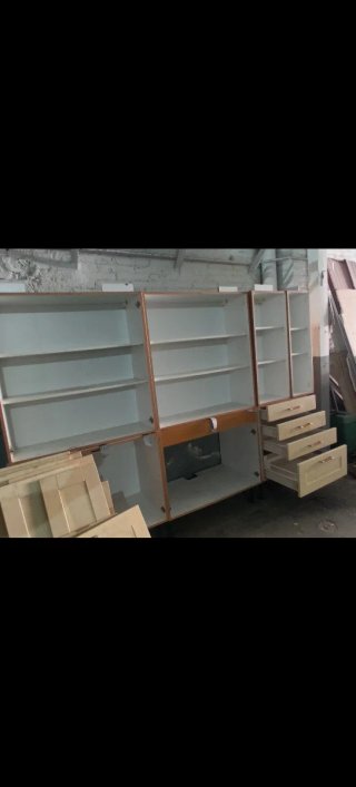 Muebles de cocina y con sus electrodomesticos.