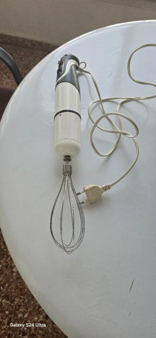 Batidora de mano con varilla recoger en mano