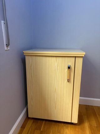 Máquina de coser Refrey en mueble