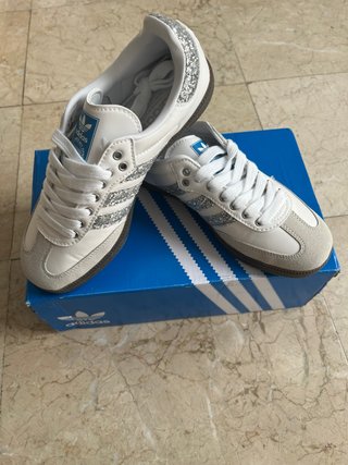 Zapatillas adidas blancas con detalles glitter