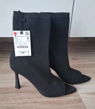 Botines Negros de Tacón Zara con etiqueta