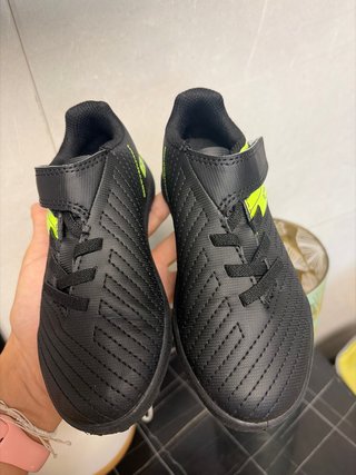 Botas de fútbol multitaco talla 26 niño