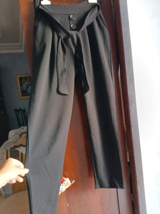 Pantaloni neri con laccio in vita