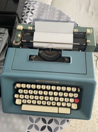 Máquina de escribir Olivetti Studio 46 con estuche