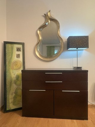 Conjunto de aparador, espejo, lámpara y cuadro