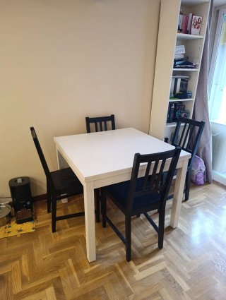 Mesa de comedor con 4 sillas