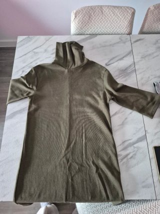 Vestido de cuello alto verde oliva