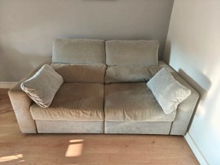Sofá de dos plazas gris marca Eskilstuna IKEA.