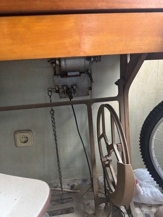 Máquina de coser antigua con mueble