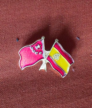 Insignia Banderas China y España