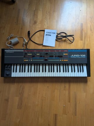 Sintetizador Roland Juno 106 + flying case