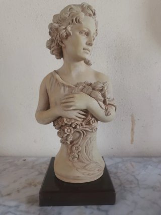 Busto Joven con Flores Imitación Piedra