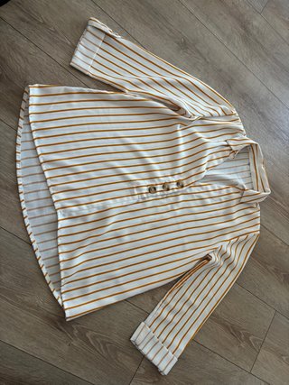 Blusa de rayas blanca y naranja