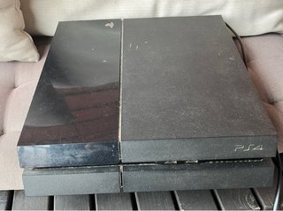 PS4 (PlayStation 4) con mando y juegos