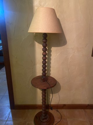 Lámpara de pie de madera con mesa auxiliar