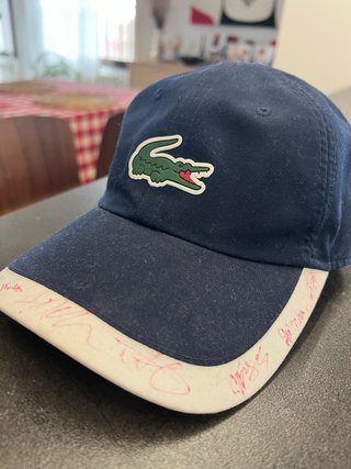 Gorra Lacoste Azul Firmada por tenistas profesiona