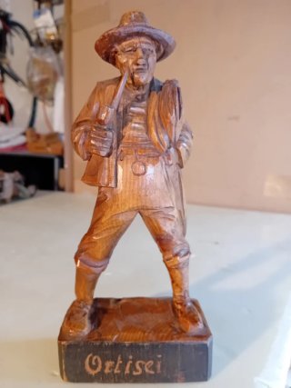 Antica scultura in legno fatta e dipinta a mano
