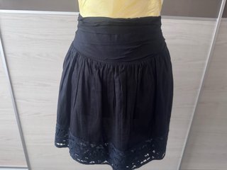 Falda corta negra con detalle de encaje
