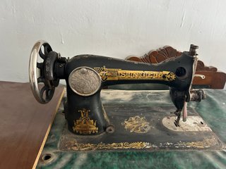 Máquina de coser antigua SINGER