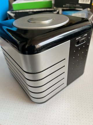 Radio Altavoz Portátil Compacto Negro y Plateado