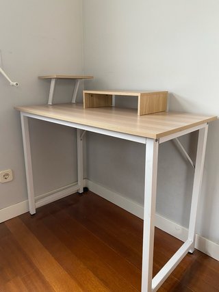 Escritorio con Estantes Elevados