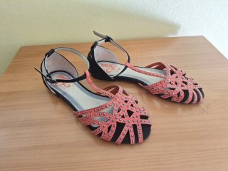 Sandalias Mustang con pedrería. Talla 37. Nuevas.