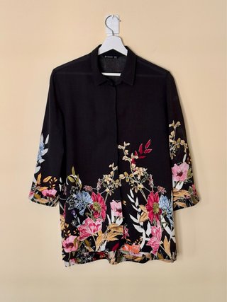 Camisa Stradivarius negra estampada - Talla M