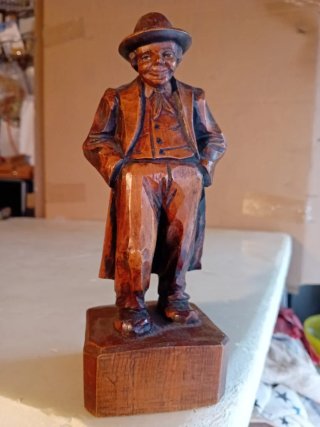 Antica scultura in legno fatta e dipinta a mano