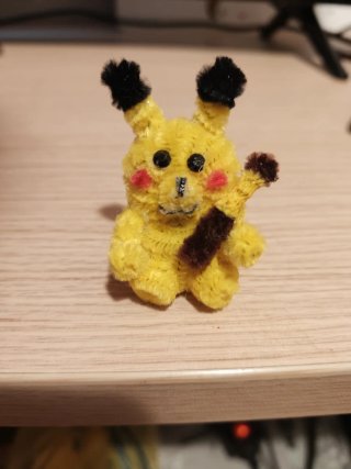 Muñeco artesanal de limpiapipas