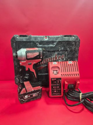 Atornillador de Impacto Milwaukee M18 / Completo.