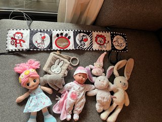 Lote de muñecas, peluches y juguetes
