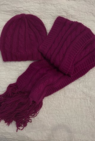 Conjunto de Gorro y Bufanda de Punto Morado